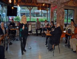 Yıldız Tezcan, ŞAMDAN'da sesiyle büyüledi